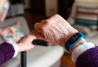 三亿老龄人口时代 科技巨头建言献策，智慧养老如何点亮银发生活